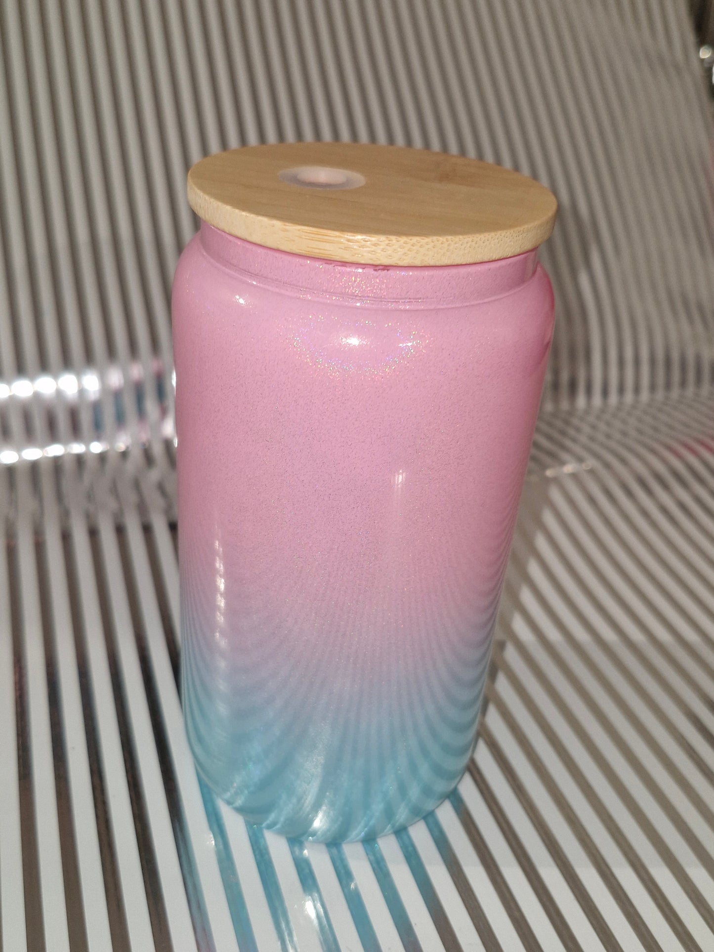 Glas mit Schimmereffekt